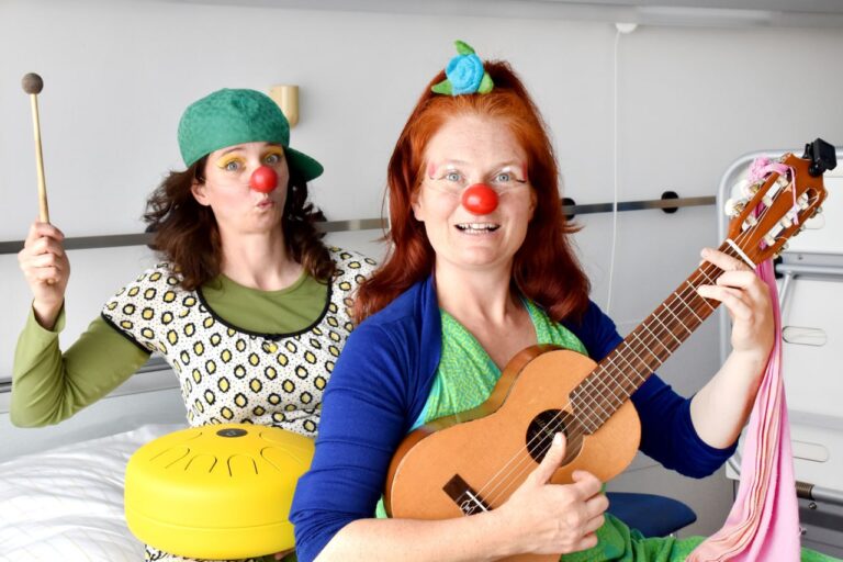 Clownsduo Lemonella mit gelber Handpan und Tilotamma mit Ukulele – Naturcoaching und Clownerie mit Marie-Gabriele Massa in Merzig, Saarland