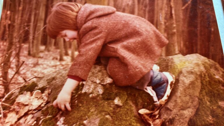 Marie-Gabriele Massa als Kind im Wald – schon früh naturverbunden, jetzt Naturcoaching und Kräuterwanderungen im Saarland